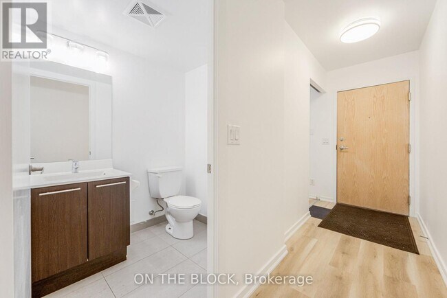 Photo du bâtiment - 38 Joe Shuster Way