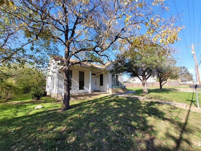 Building Photo - 1009 A St