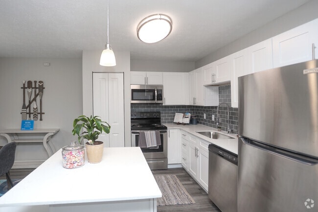 2BR, 2BA - 975SF - Meridian Court