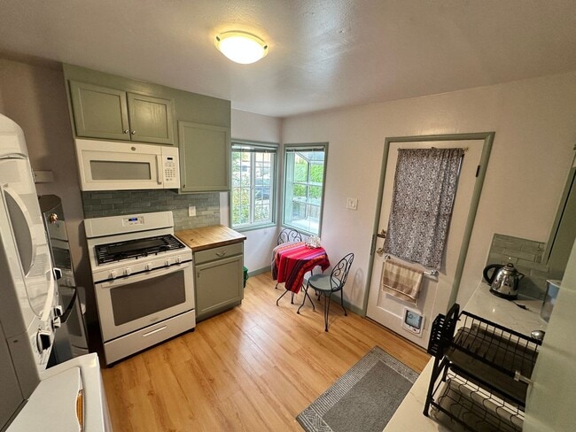 Building Photo - Great natural light on a side by side dupl...