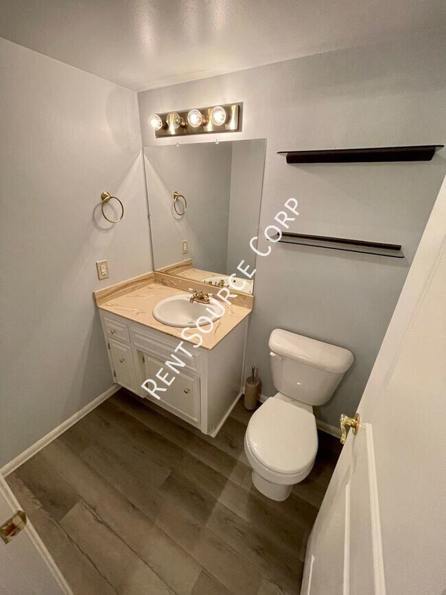 Building Photo - 3 Bedroom / 1 Full - 2 Half Bathroom Condo...