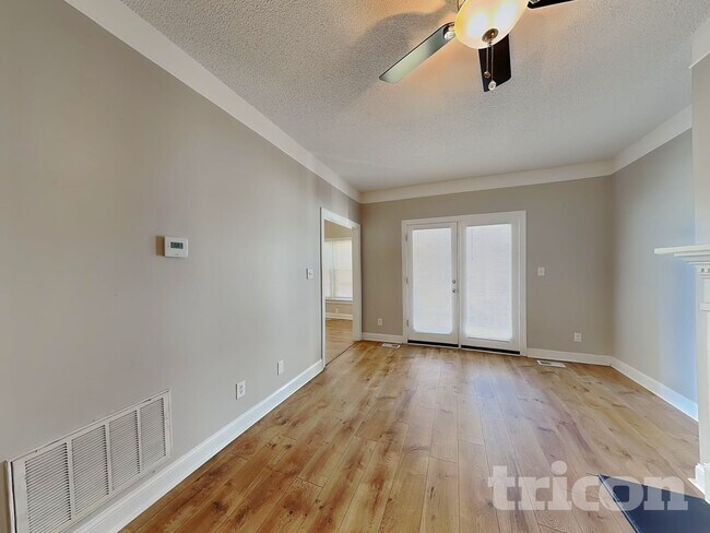 Foto del edificio - 622 Commander Dr