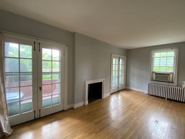 Building Photo - 8/1 Fantastic Location. Fenced Yard. 4 bed...