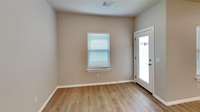 Foto del edificio - 6941 Labelle Dr