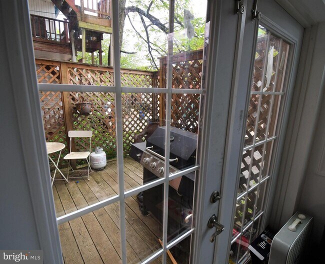 Foto del edificio - 2622 Woodley Pl NW