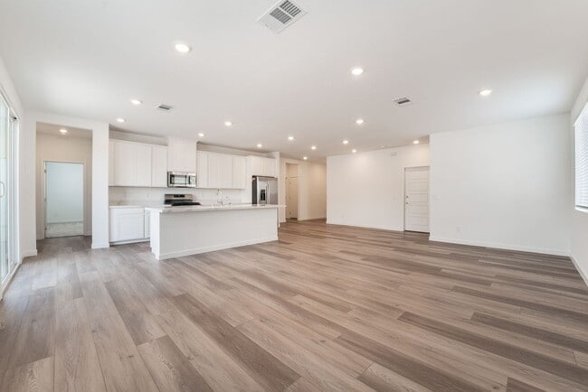 Foto del edificio - Modern Living with Private Fully Furnished Next Gen Suite!