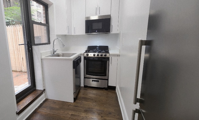Building Photo - 4-5 E 56th St