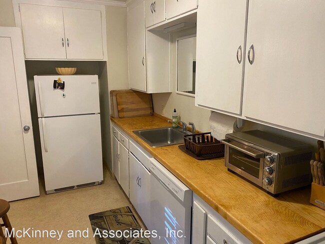 Building Photo - 2 br, 1.5 bath House - 3929 Cedar Ave