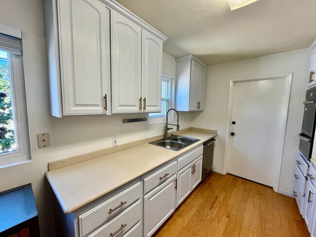 Building Photo - Beautifully Updated 3B 2BA in El Cerrito!