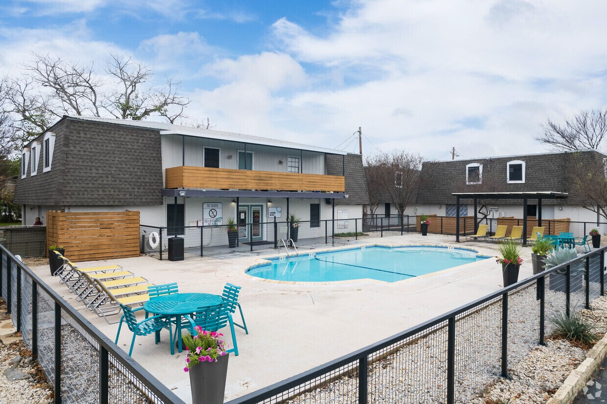 Sutton Apartments in San Marcos, TX