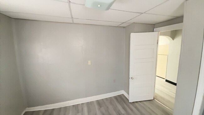 Foto del edificio - UPDATED HOME! Front Deck with Large Front Yard!