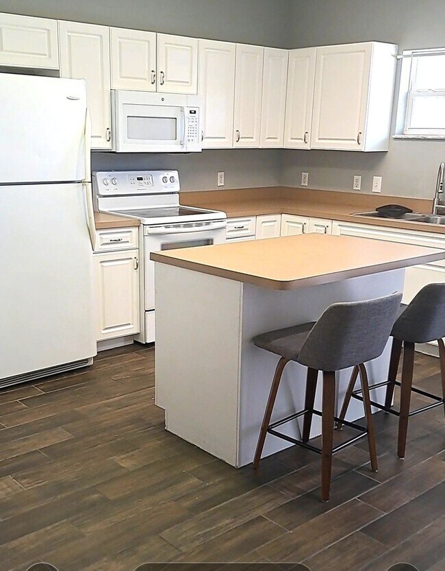 Foto del edificio - 2 bed/2.5 bath townhouse - 50% off 1st mon...