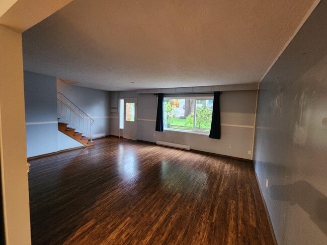 Building Photo - 568 Phelps Ave