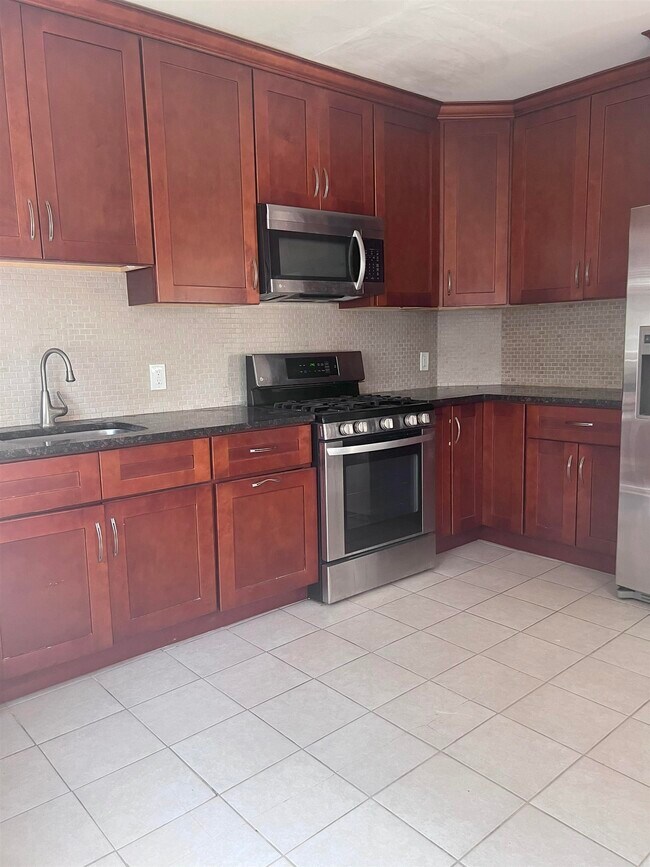 Building Photo - 123 Zabriskie St