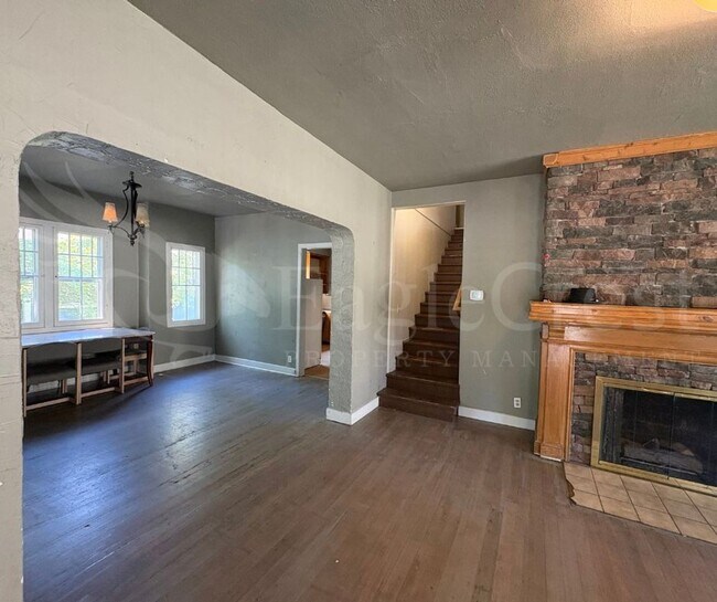 Foto del edificio - Large 8-Bedroom Home Across from Whitman College – Lawn Care Included