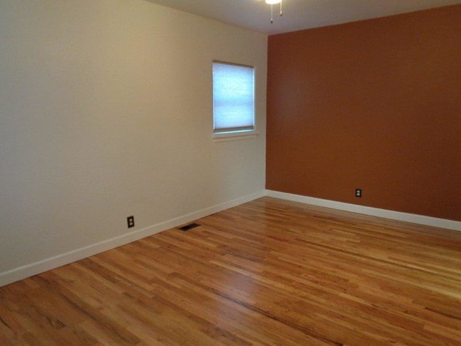 Building Photo - 916 W Adams Ave