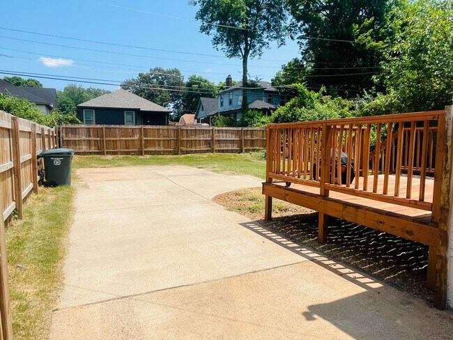 Foto del edificio - 2 minutes away from Rhodes College! Beautifully Renovated! Pets are owner's approval, fees do apply.