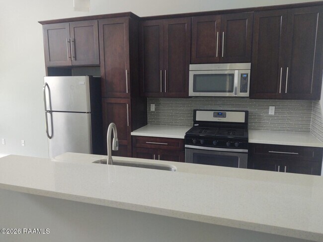 Building Photo - 206 Highland Oaks Ln