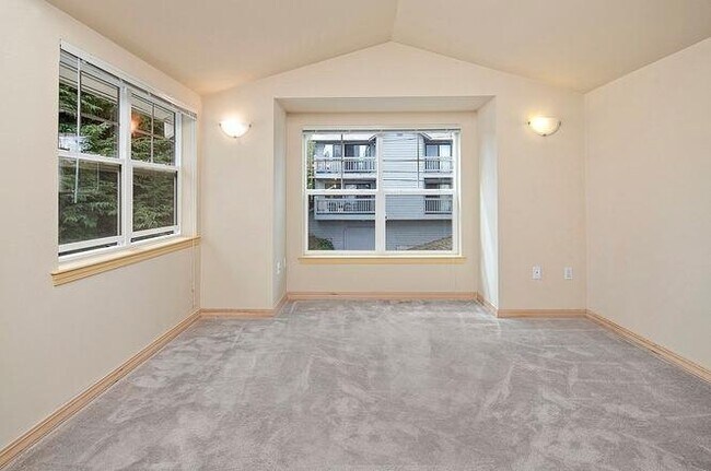 Building Photo - North Seattle Townhome for Lease