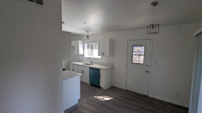 Foto del edificio - 543 W Tulare Ave