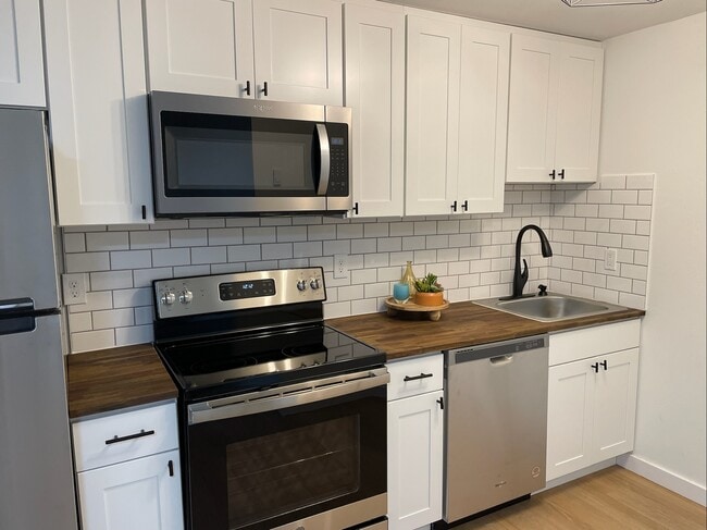 Remodeled kitchen with dishwasher - 7619 Douglas St W