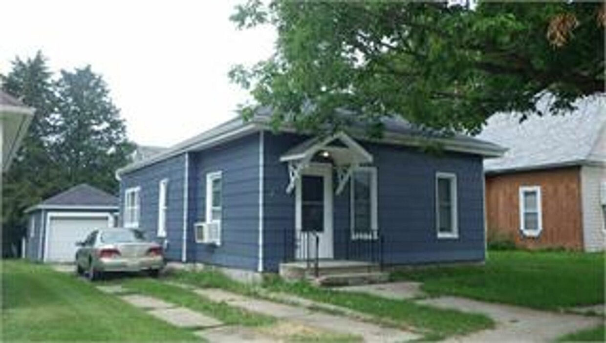 Primary Photo - Adorable Pet Friendly House in Oelwein! 2n...