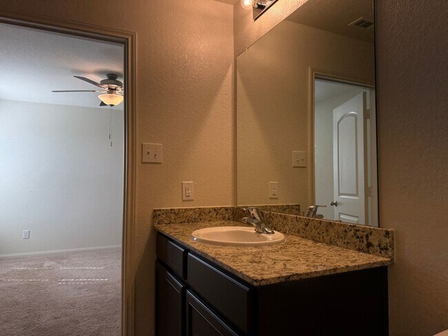 Foto del edificio - 709 Yearwood Ln