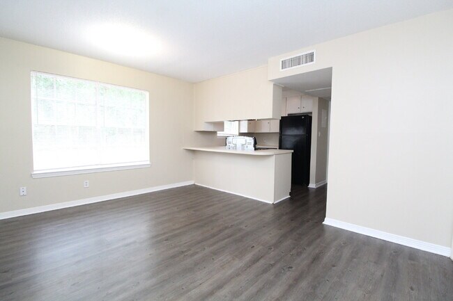 Foto del edificio - Don’t Miss This Updated First-Floor 1BR — Modern Upgrades, Easy Living & Prime Location Near 9 Mi...