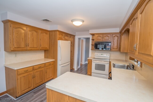Building Photo - 132 Beaverbrook Rd