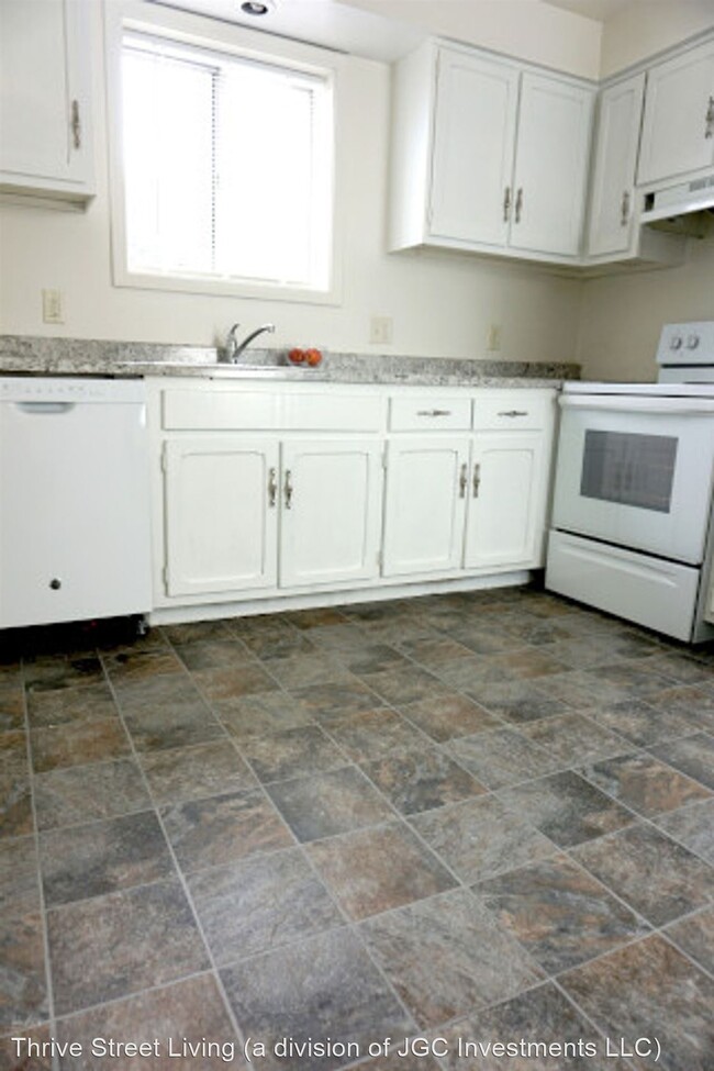 Building Photo - 2 br, 1 bath Apartment - Orleans Square 47...