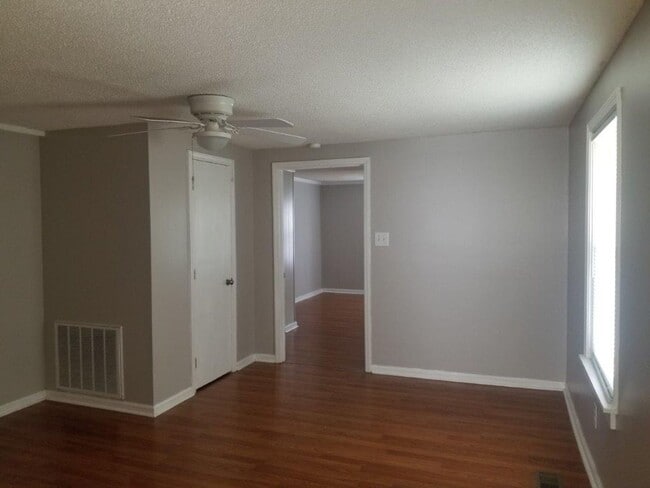 Building Photo - 7686 US 13 Lagrange