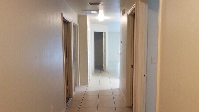 Foto del edificio - 717-719 Jenna Ave S