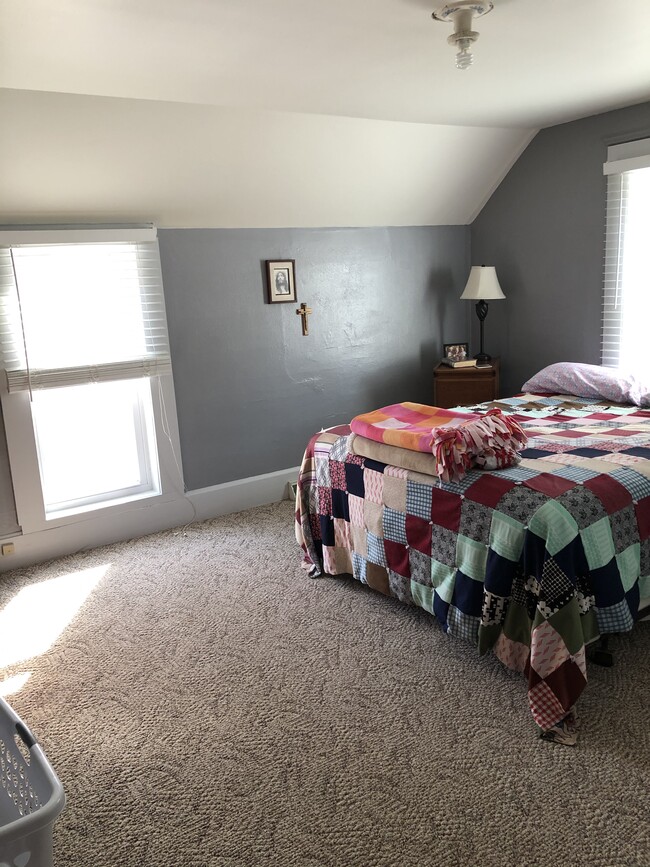 Master bedroom, all windows have wood blinds - 17286 Hope Rd