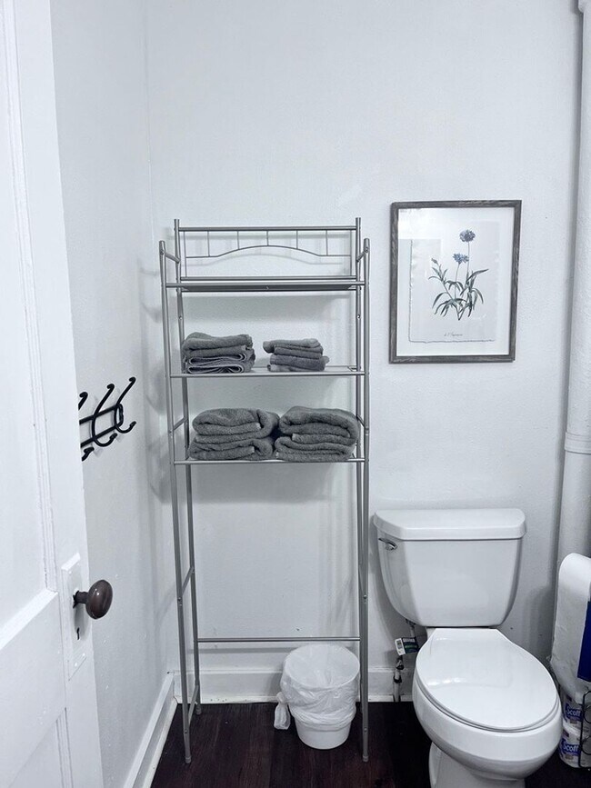 Foto del edificio - Drake Triplex