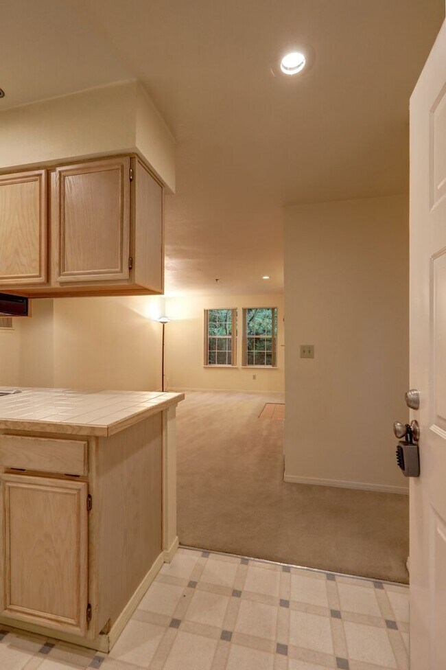 Foto del edificio - Charming 2BR 2BA Condo in great Bellevue l...