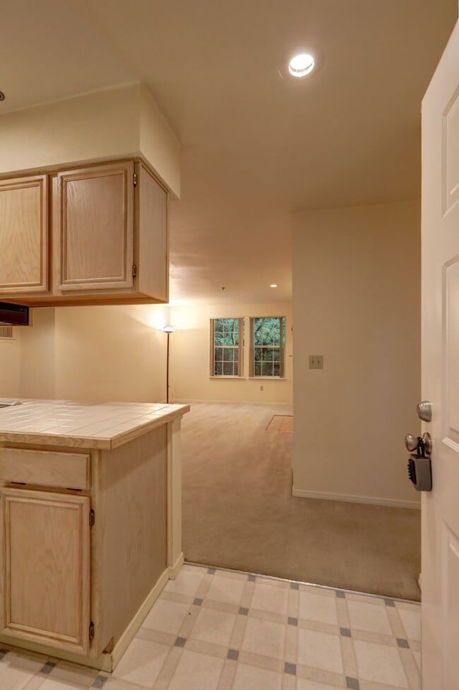 Building Photo - Charming 2BR 2BA Condo in great Bellevue l...