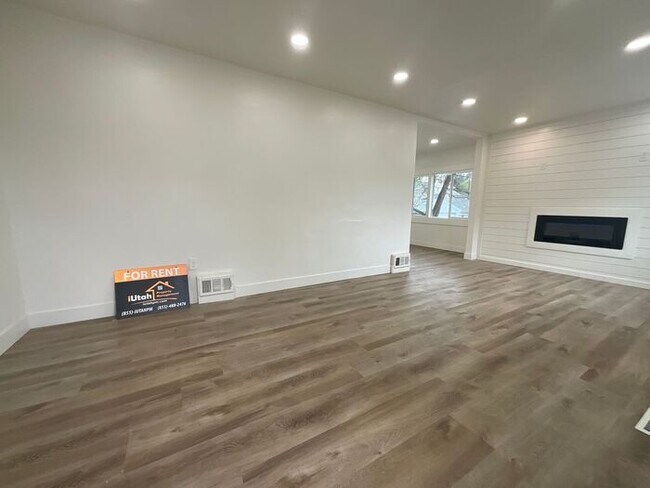 Foto del edificio - 4 Bedroom 2 Bath Home- Dog Friendly- Purchase optional.