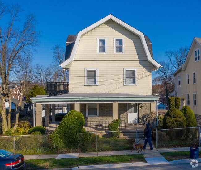 Building Photo - 660 Loraine St