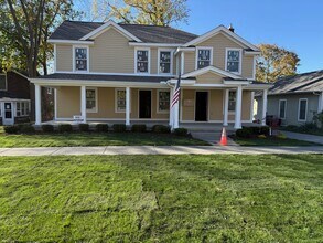 Building Photo - 627 N River St