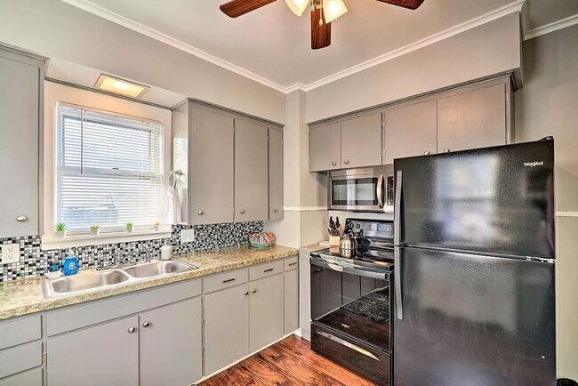 Foto del edificio - 325 W Spring St