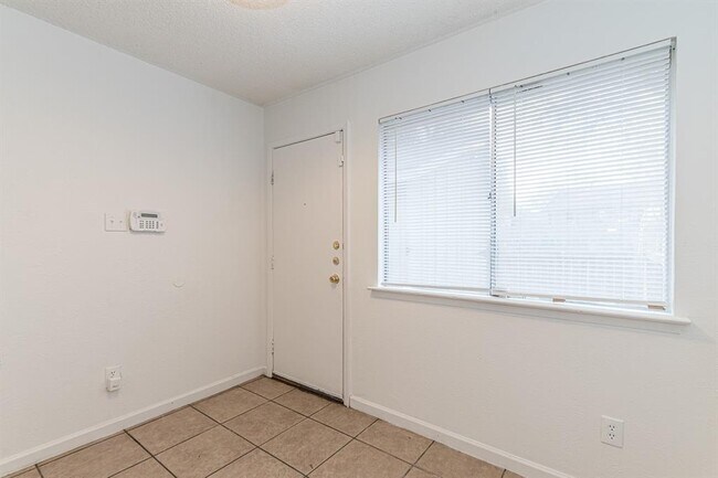 Building Photo - 311 W William Cannon Dr