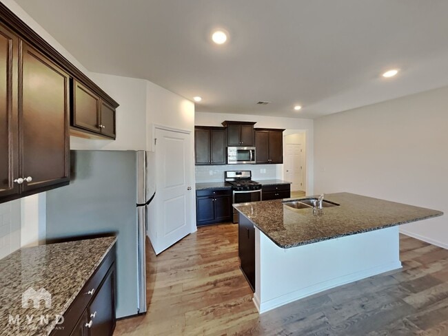 Building Photo - 10 Garden Hill Rd