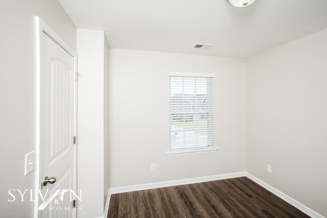 Foto del edificio - Welcome to our outstanding 4-bedroom, 2.5-...