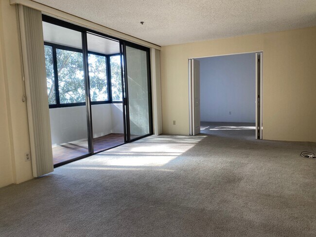 Enclosed balcony - 555 Pierce St