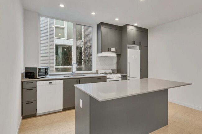 Foto del edificio - Modern 3BR Townhome with Rooftop Deck Near Downtown Seattle