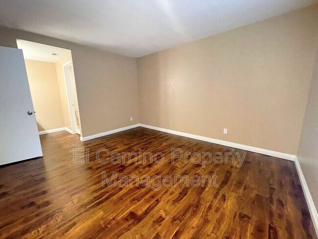 Foto del edificio - 12121 Centralia St