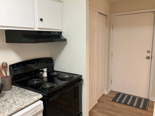 Foto del edificio - Convenient & Newly Updated 2-Bedroom Apartment – First Floor Available Soon!