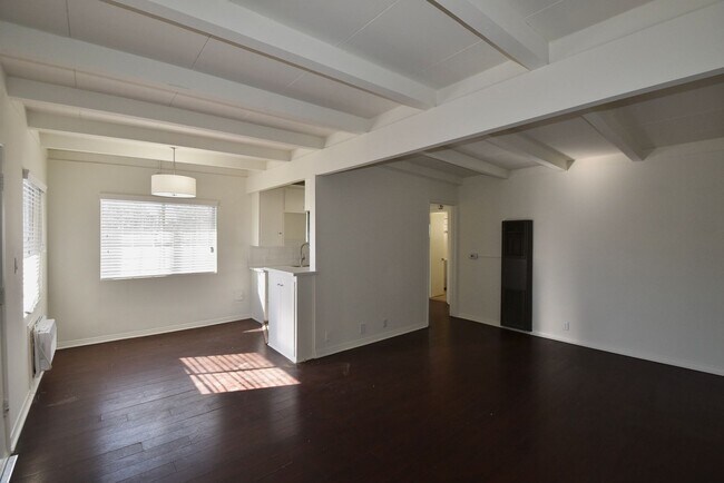Foto del edificio - 6125 Whitsett Ave