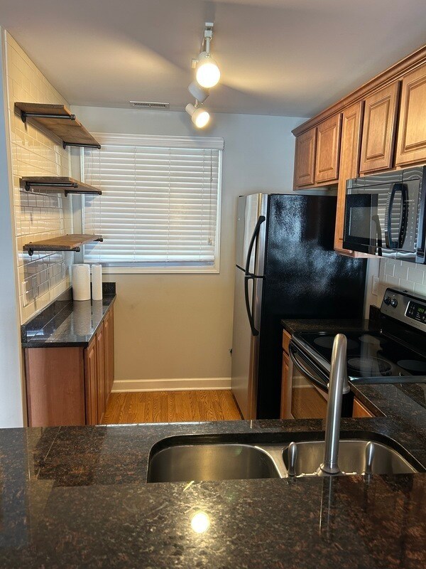 Foto del edificio - 1348 Green Oaks Ln
