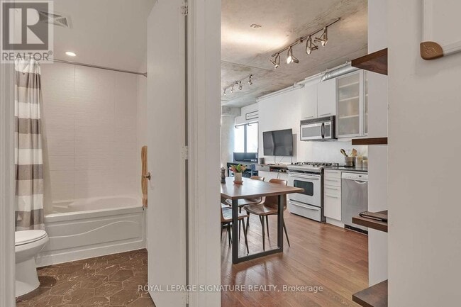 Building Photo - 533 Richmond St W